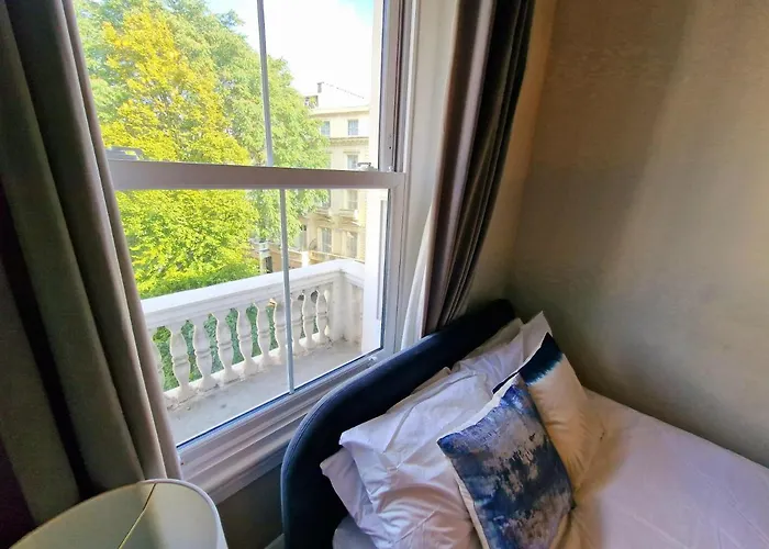 Gorgeous Hyde Park Home With Lift-Elevator Access & Nice View